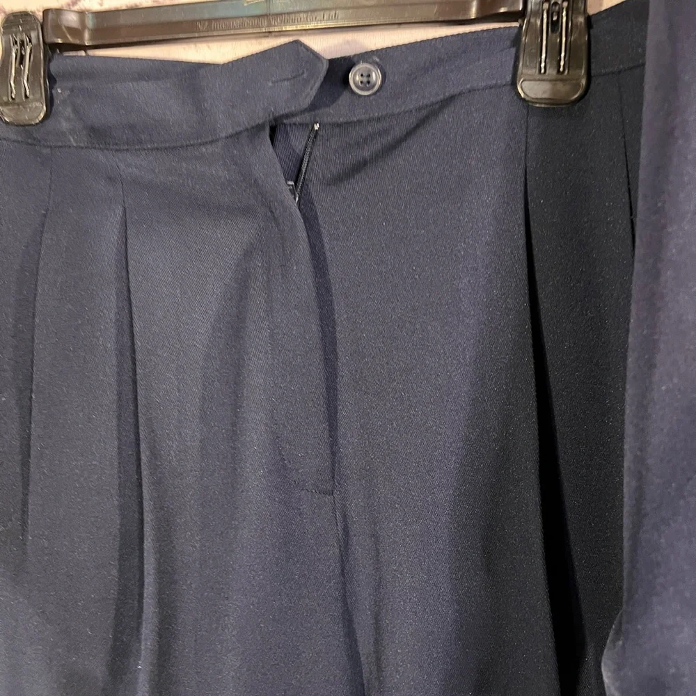 Le Suit. Ladies Dark-blue 2-piece pant suit. Size 12. - Picture 9 of 10